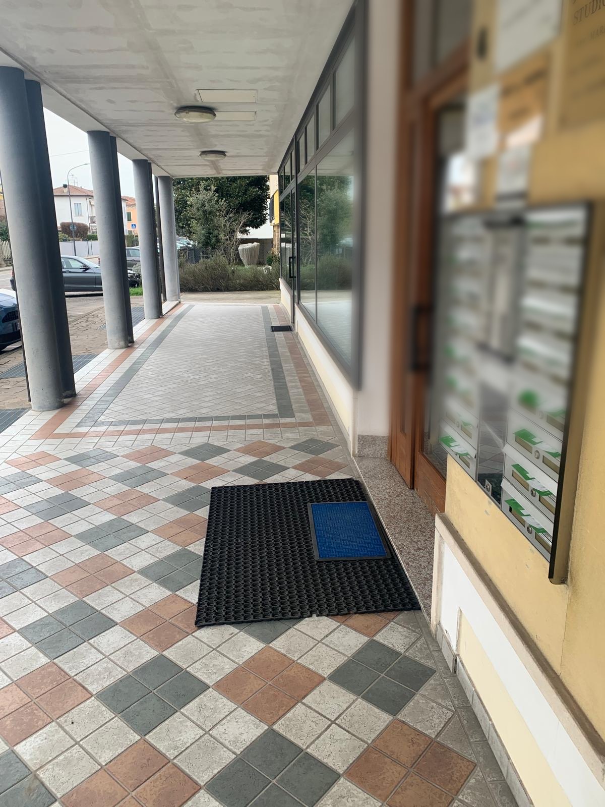 Colonna di cassette con volantini consegnati — foto reale della distribuzione